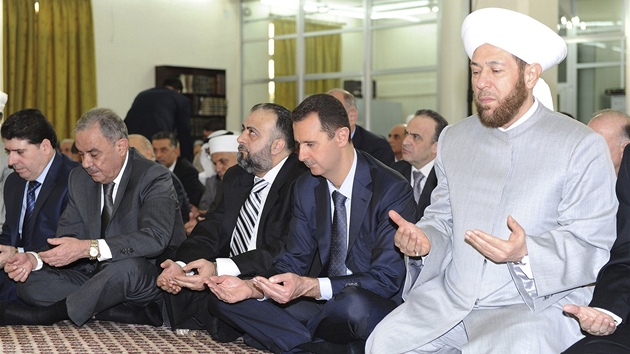 Syrsk prezident Bar Asad se po msci objevil na veejnosti v rmci modliteb k ukonen ramadnu
