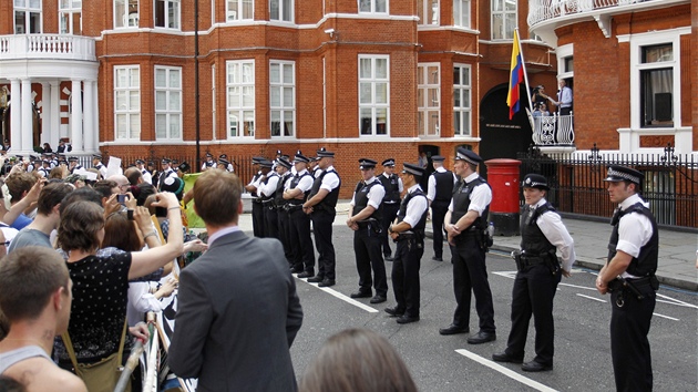 Assange pi svm projevu na ekvdorsk ambasd v Londn (19. srpna)