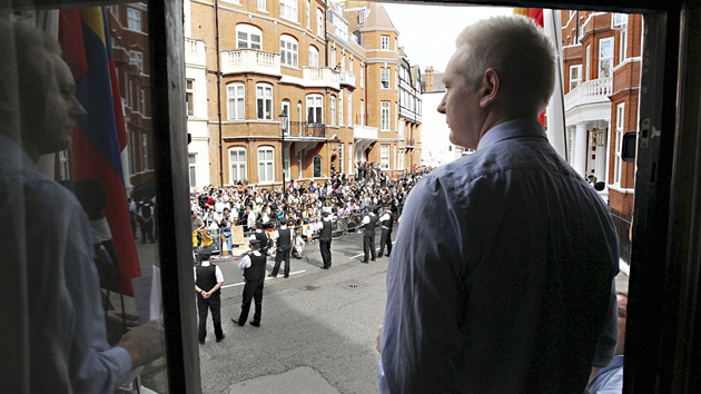 Assange pi svm projevu na ekvdorsk ambasd v Londn (19. srpna)