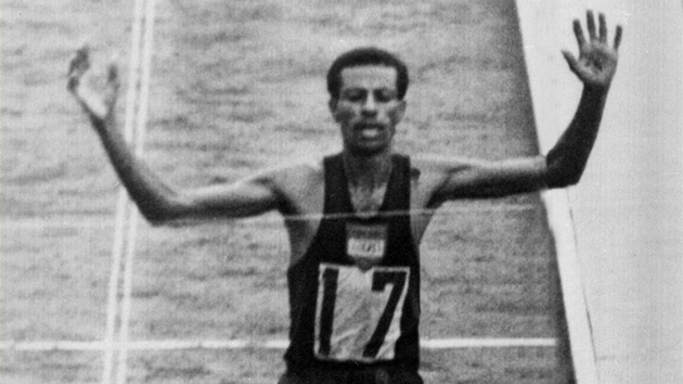 Pe se 21. jen roku 1964 a Abebe Bikila probh jako prvn clem olympijskho maratonu v Tokiu.