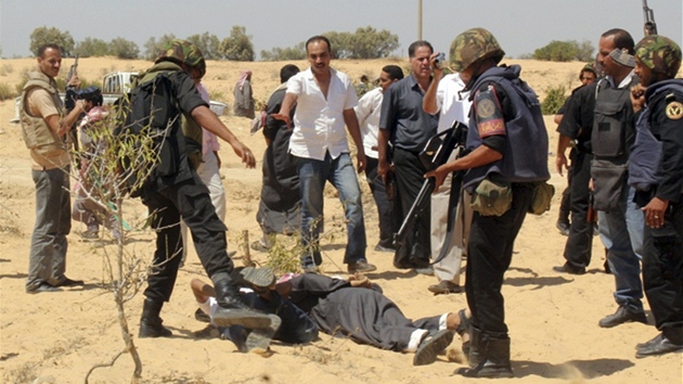 Egyptsk bezpenostn sloky zatkaj na Sinaji mue podezelho z toho, e pat k ozbrojencm (11. srpna 2012)
