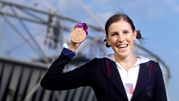 Atletka Zuzana Hejnov pzuje s bronzovou medail v Londn (9. srpna 2012).
