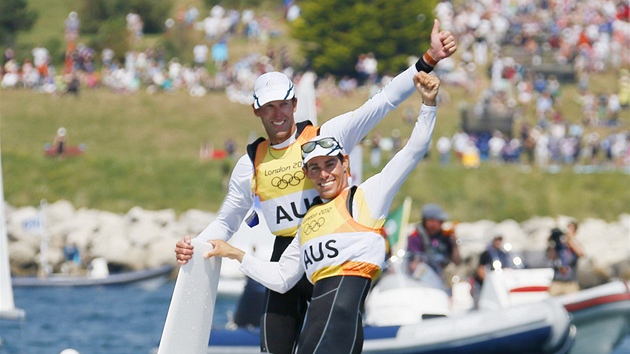 ZLATO. Australští jachtaři Mathew Belcher a Malcolm Page se radují z vítězství. (10. srpna 2012)
