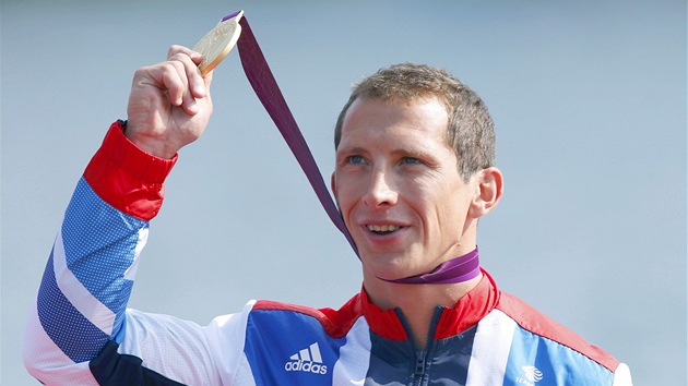 MEDAILE. Brit Ed McKeever se zlatou olympijskou medail ze zvodu kajak na 200 metr. (11. srpna 2012)