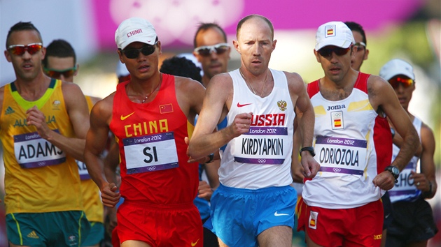 Sergej Kirďapkin z Ruska (druhý zprava) vyhrál v olympijském rekordu 3:35:59 chodecký maraton na 50 kilometrů. (11. srpna 2012)
