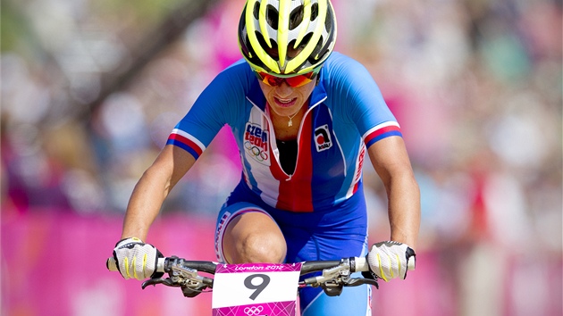 Češka Kateřina Nash při finálovém olympijském závodu horských kol (11. srpna 2012)