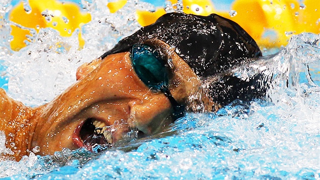 Moderní pětibojař David Svoboda při plavecké disciplíně na 200 metrů (11. srpna 2012)
