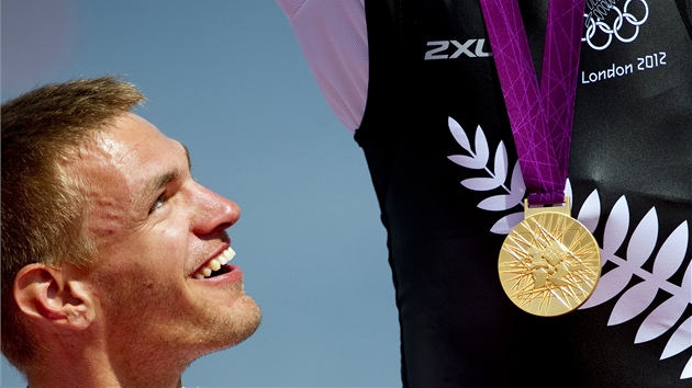 Skifař Ondřej Synek získal stříbrnou medaili, tu zlatou musel přenechat svému kamarádovi Mahé Drysdaleovi z Nového Zélandu. (3. srpna 2012) 