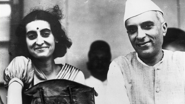 Indira Gndhov se svm otcem Dzavaharlalem Nehru.