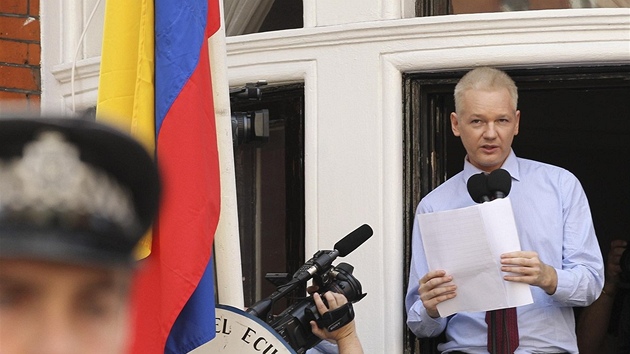 Zakladatel serveru WikiLeaks Julian Assange hovo na balkonu ekvdorsk ambasdy v Londn.