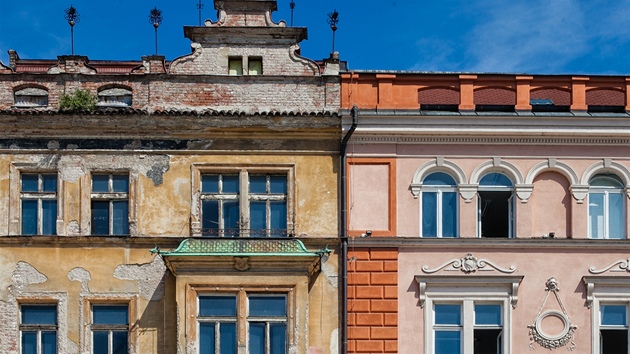 Kontrast mezi opravenými a zchátralými domy v historickém centru Hradce Králové.