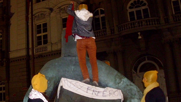 Protest t dvek proti trestu pro ruskou skupinu Pussy Riot. (18. srpna 2012)