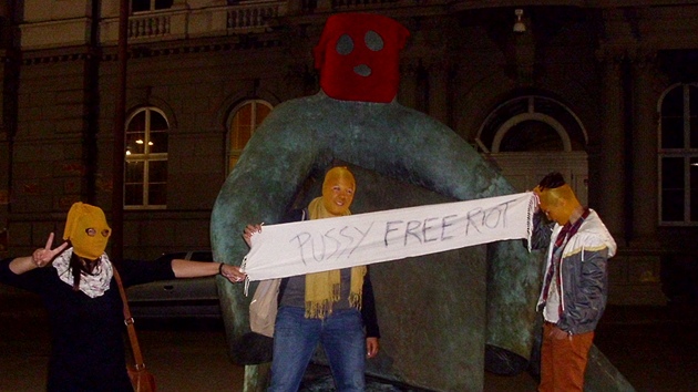 Protest t dvek proti trestu pro ruskou skupinu Pussy Riot. (18. srpna 2012)