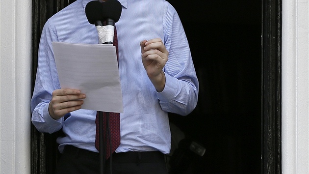 Julian Assange pedn sv prohlen na balkon ekvdorsk ambasdy v Londn. (19. srpna 2012)