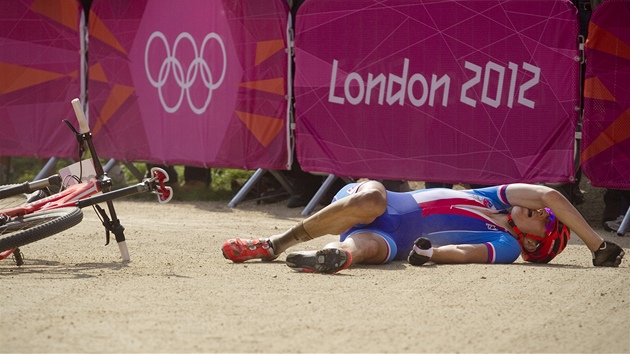 ZLATÉ ŠTĚSTÍ. Jaroslav Kulhavý po finiši olympijského závodu v Londýně. Švýcar Nino Schurter neměl šanci a Čech padl k zemi štěstím i vyčerpáním.