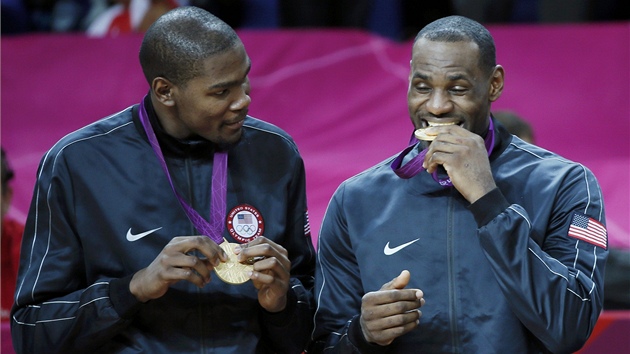 Americk basketbalista Lebron James (vpravo) koue do zlat olympijsk medaile, vedle nho Kevin Durant.