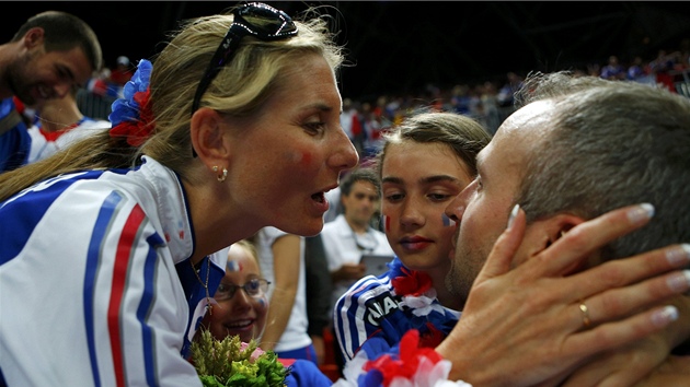ENA A DCERA TO VIDLY. Francouzsk brank Thierry Omeyer oslavuje se svou rodinou spnou obhajobu zlatch medail v turnaji hzenk.