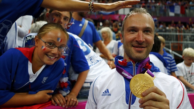 ZLATO POVEZE PES LA MANCHE. Glman francouzskch hzenk Thierry Omeyer se zlatou medail pro nejlep hzenke olympidy v Londn.