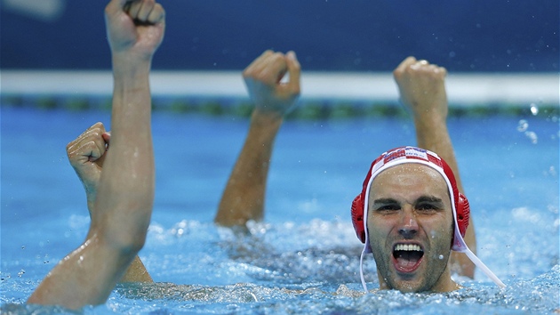 RADOST POD VODOU. Frano Vican, glman chorvatskch vodnch polist, se raduje z olympijskho triumfu. Kolem nj slav pod vodou i jeho spoluhri.