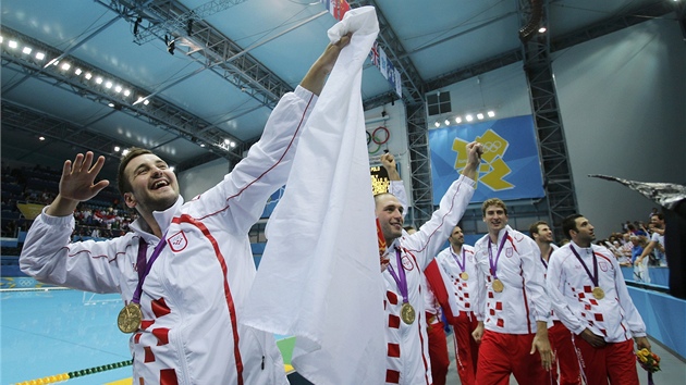 PLISTI NA SUCHU. Chorvat porazili na olympid Italy i podruh a radovali se ze zlatch olympijskch medail.