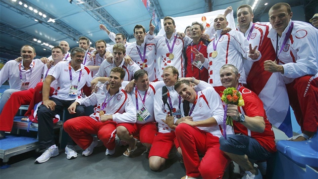 PO CEREMONILU. Chorvat porazili na olympid Italy i podruh a radovali se ze zlatch olympijskch medail.