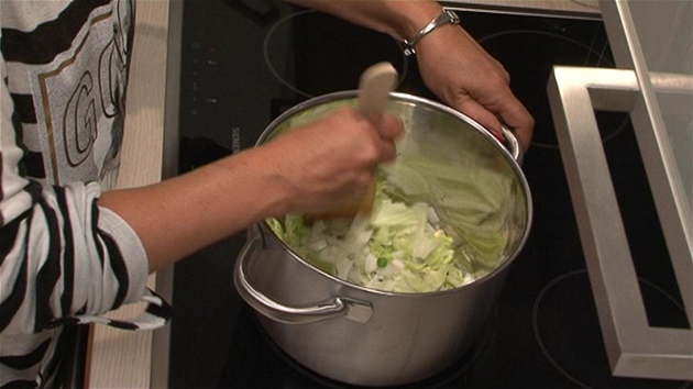 Podle receptu budete zejm poprv v ivot restovat krom cibule i ledov salt. 