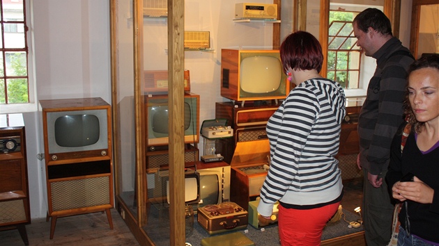 V Třešti na Jihlavsku se o víkendu otevřely hned dvě muzea. V čekárně na nádraží jsou k vidění stovky modelů armádní techniky, o kousek dál ve staré sýpce televizory a radiopřijímače.
