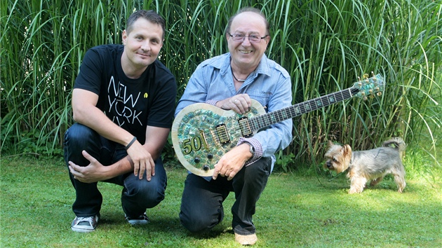 Kytara od Martina Švehly (vlevo) je originál. Jmenuje se Želva, má perleťovou barvu a vyobrazenou padesátku. Petr Janda si ji sám vybral.