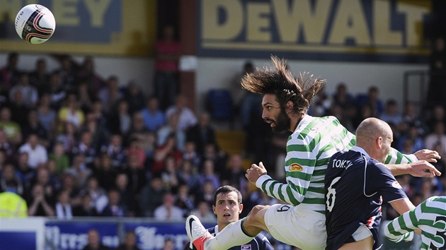 Georgios Samaras ze Celtiku hlavikuje na branku Ross County. Neprosadil se a jeho tm v zpase tetho kola skotsk ligy dlouho prohrval. Celtic vyrovnal a v posledn minut.