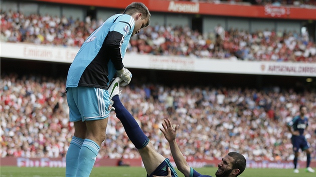 KEE. Brank host Simon Mignolet pomh parkovi Carlosi Cuellarovi, kdy ho v zvru duelu Arsenal - Sunderland chytaly kee. 