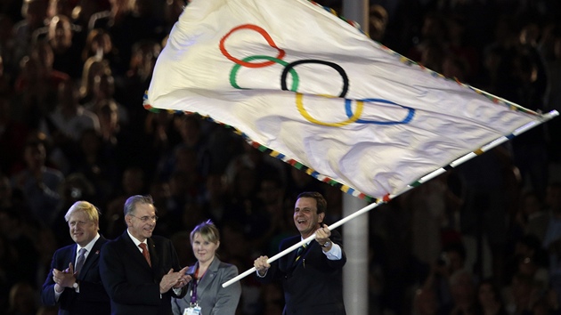 V BRAZILSKCH RUKOU. Starosta Ria de Janeira Eduardo Paes tm olympijskou vlajku. Prv jeho msto bude hostit letn hry v roce 2016.   