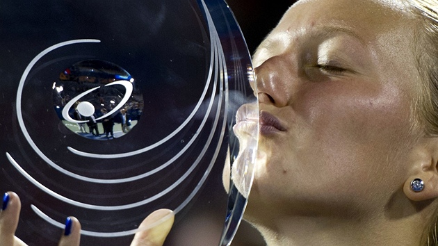 VÍTEZNÝ POLIBEK. Petra Kvitová po triumfu na turnaji v Montrealu líbá vítznou