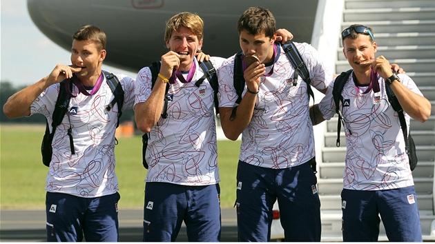 MEDAILOVÝ POLIBEK. Členové bronzového čtyřkajaku pózují po návratu z Londýna s olympijskými medailemi.