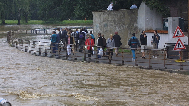 Stoupající hladina Malše v Českých Budějovicích podemlela při první vlně povodní nábřeží.