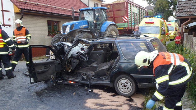 V Číčově u Spáleného Poříčí se střetl osobní vůz s traktorem. Příčina nehody je zatím nejasná.