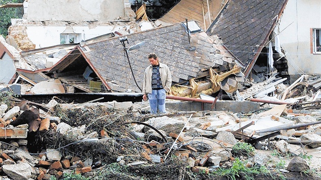 Obyvatele obce Metly povodeň připravila o všechno. V místech, kde stály domy, zbyly jen trosky.