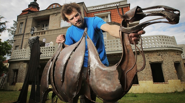 Umělecký kovář Ludovít Strela se sochou velblouda, kterou si u něj objednalo město Plzeň.
