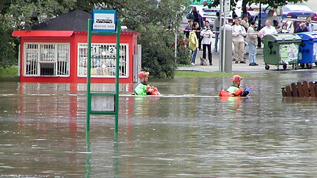 Voda zalila i prostor v Plzni u Zvonu. 