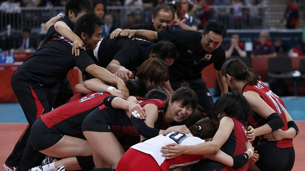 Japonsk volejbalistky se raduj ze zisku bronzovch olympijskch medail.