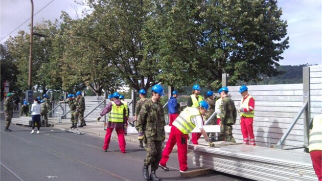 Od sobotního rána stavěli hasiči, vojáci a dobrovolníci protipovodňové zábrany na Smetanově nábřeží. Zvládli to za necelé tři hodiny.