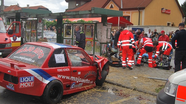 Pi zvodech vetern v Novm Mest nad Vhom dostal idi smyk a narazil do zastvky a do hlouku lid.