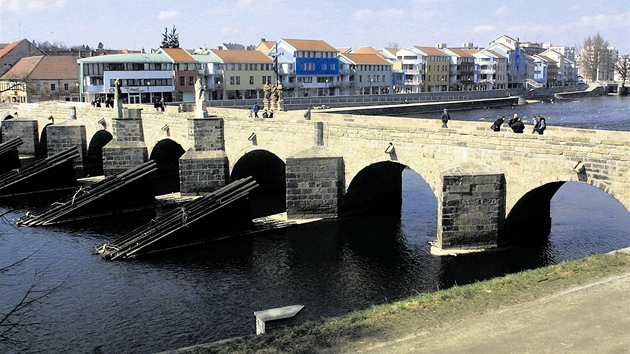 Kdy se nyn projdete po Kamennm most v Psku, nepoznte, e ho ped deseti lety poniila velk voda. Turist znovu obdivuj stavbu ze 13. stolet, kter je nejstarm kamennm mostem ve stedn Evrop.