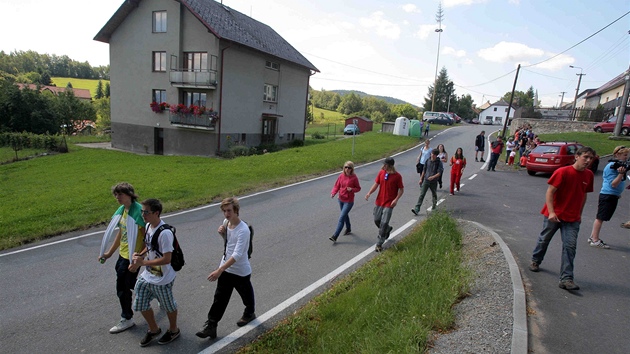 Zhruba stovka lid ptr v okol Vacova po zmizelm sedmnctiletm studentovi. Do ptrac akce se zapojili lenov rodiny, ptel, spoluci, ale tak dobrovoln pomocnci z okol.