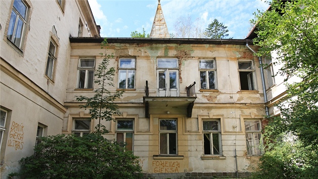 Jedna z budov opuštěného lázeňského komplexu v Jánských Koupelích v roce 2012.