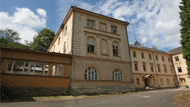 Jedna z budov opuštěného lázeňského komplexu v Jánských Koupelích v roce 2012.