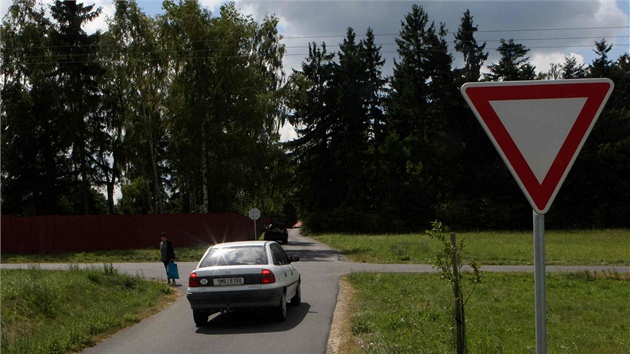 Kiovatka vyasfaltovanch polnch cest v Brodku u Konice na Prostjovsku. Podle dopravnho inenra policie jsou tu znaky zbyten, podle starosty, kter je prosadil, naopak nezbytn.