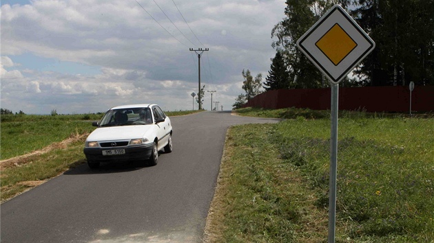 Kiovatka vyasfaltovanch polnch cest v Brodku u Konice na Prostjovsku. Podle dopravnho inenra policie jsou tu znaky zbyten, podle starosty, kter je prosadil, naopak nezbytn.