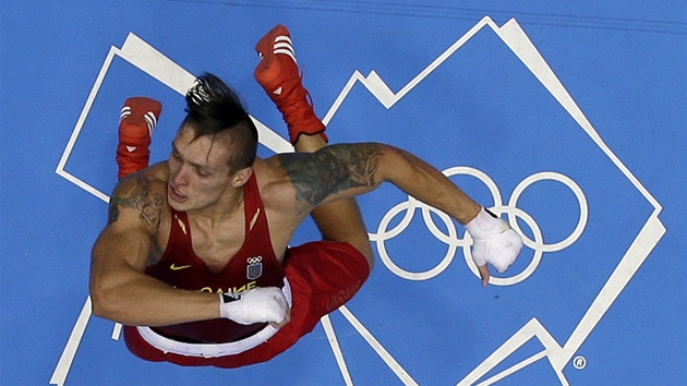 LETÍM. Ukrajinský boxer Alexandr Usyk ve vzduchu. Tančí kozáček na oslavu svého zlata.