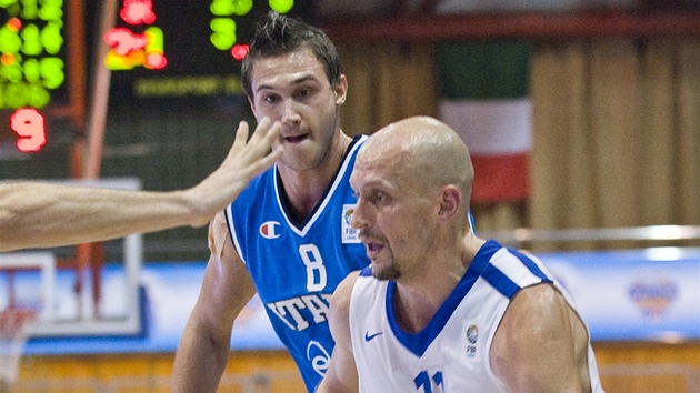 Lubo Barto (vpravo) z esk basketbalov reprezentace pod dozorem italsk hvzdy Danila Gallinariho.