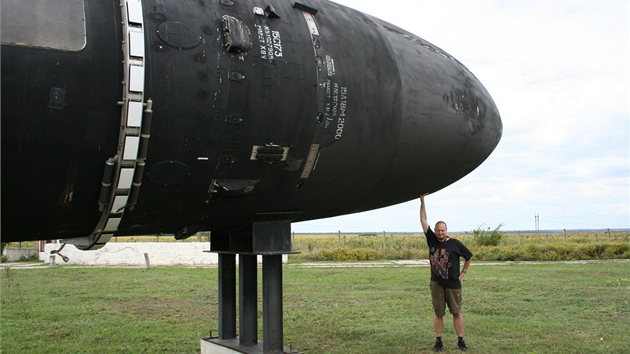 Mezikontinentln balistick raketa RS-20V Vojvoda (v kdu NATO SS-18 Satan). Do vzbroje SSSR byla zavedena v roce 1988. Maximln dostel 15 000 km, max. startovac vha 211,4 tuny, dlka rakety 34,3 metru, max. prmr 3 metry. Nesla 10 jadernch hlavic, pesnost zsahu plus minus 0,5 km.